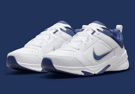 nike air monarch iv women's